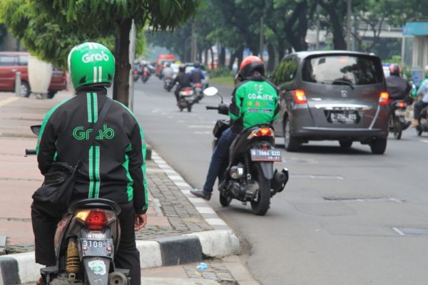 Добраться до пляжа Кута можно через сервисы Grab и GoJek