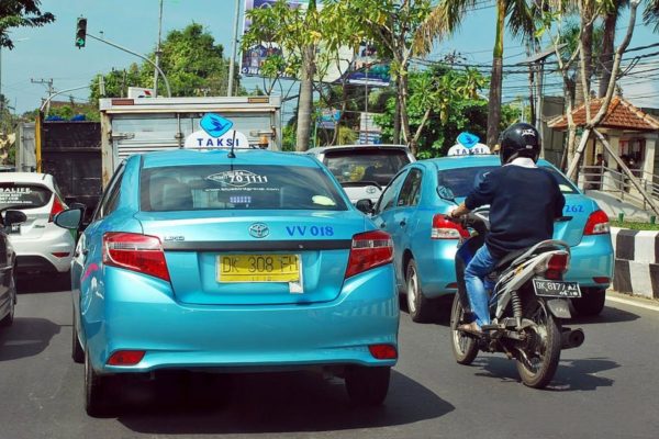 Добраться до пляжа Кута можно на такси Blue Bird