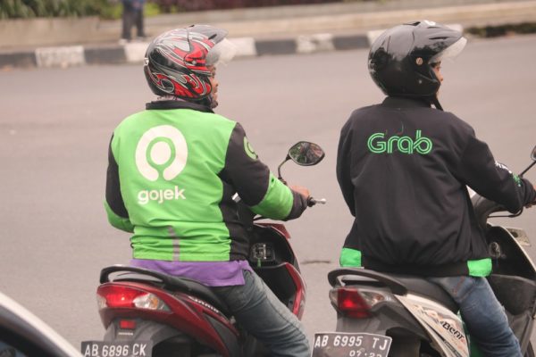 Используйте сервисы Grab и GoJek, чтобы добраться до пляжа Меласти