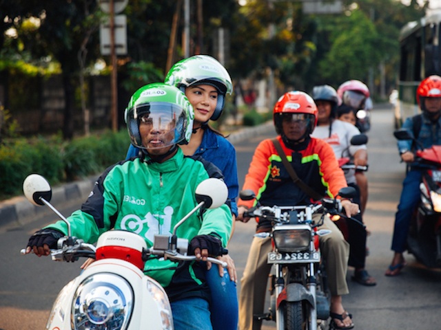 Используйте сервисы Grab и GoJek, чтобы добраться до пляжа Пемутеран