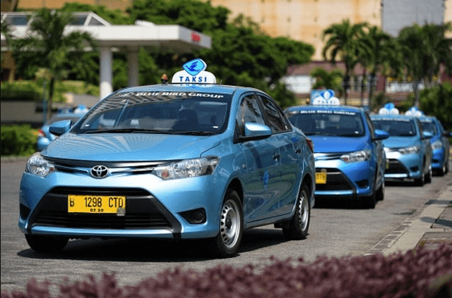 Используйте такси, чтобы добраться до Melasti Beach