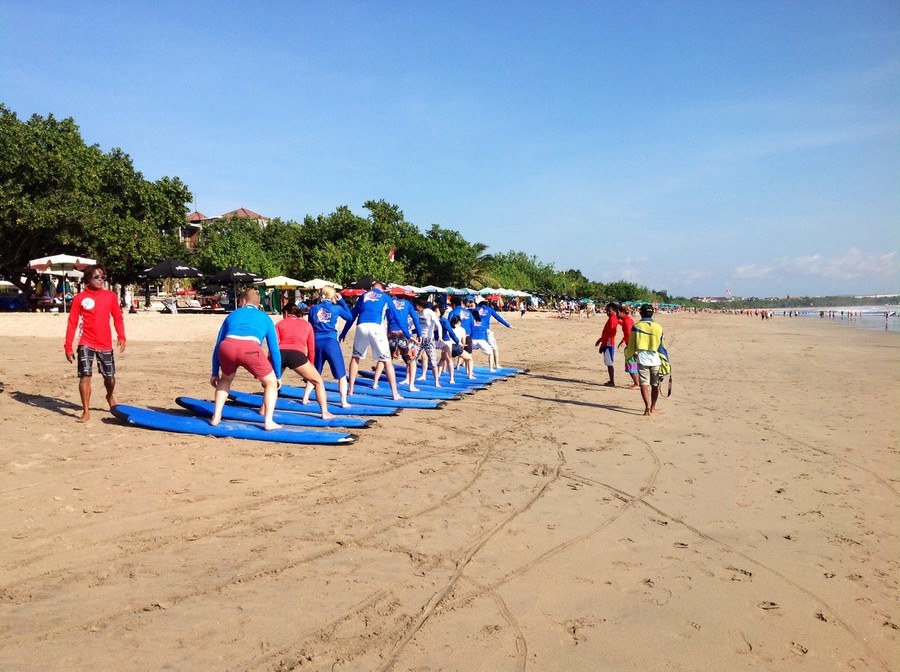 Можете заняться серфингом на пляже Легиан
