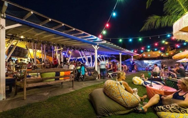 Можно посетить бар Old Mans возле пляжа Бату Болонг