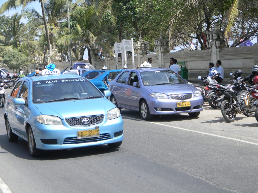 Мы не рекомендуем использовать такси Blue Bird для поездки на пляж Pandawa