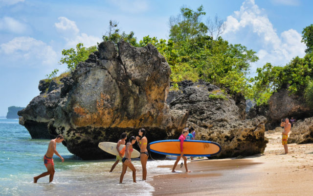 На пляже Паданг Паданг вы можете заняться серфингом