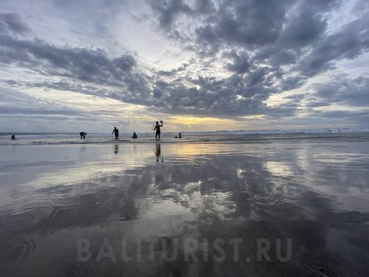 Небо отражается в воде на пляже Кута