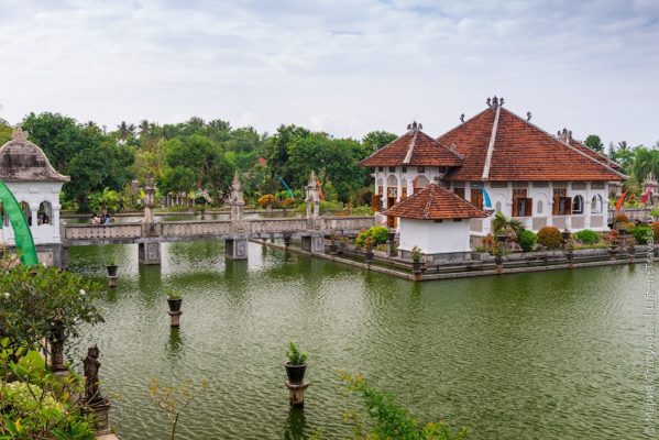 Таман Уджунг рядом с Тирта Гангга