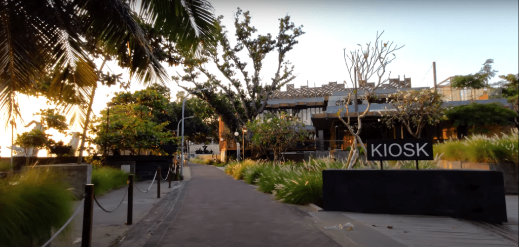 Вдоль всего побережья пляжа Семиньяк тянется асфальтовая дорожка