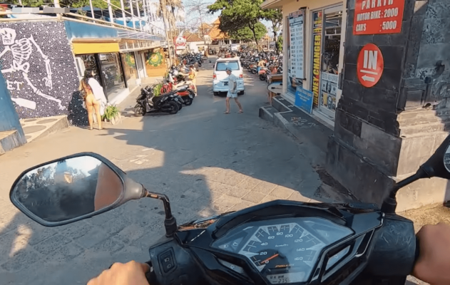 Въезд на парковку пляжа Бату Болонг