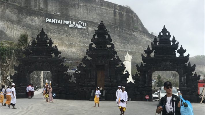 Ворота Кори Агунг на пляже Меласти